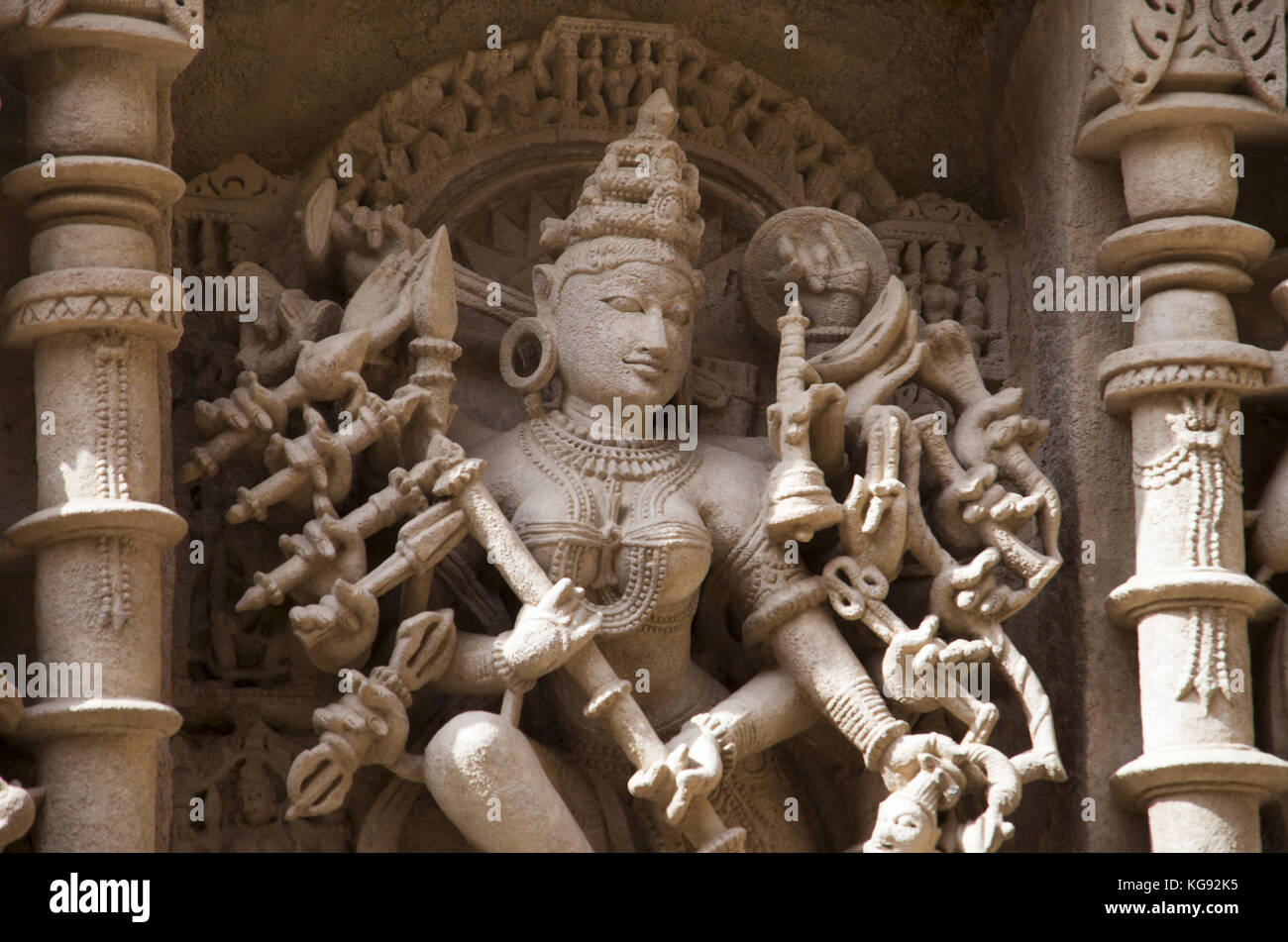 L'idole de Mahishasuramardini sculptés sur la paroi interne de Rani ki Vav, une cage de façon complexe sur les rives de la rivière Saraswati. Patan, Gujarat, Inde. Banque D'Images