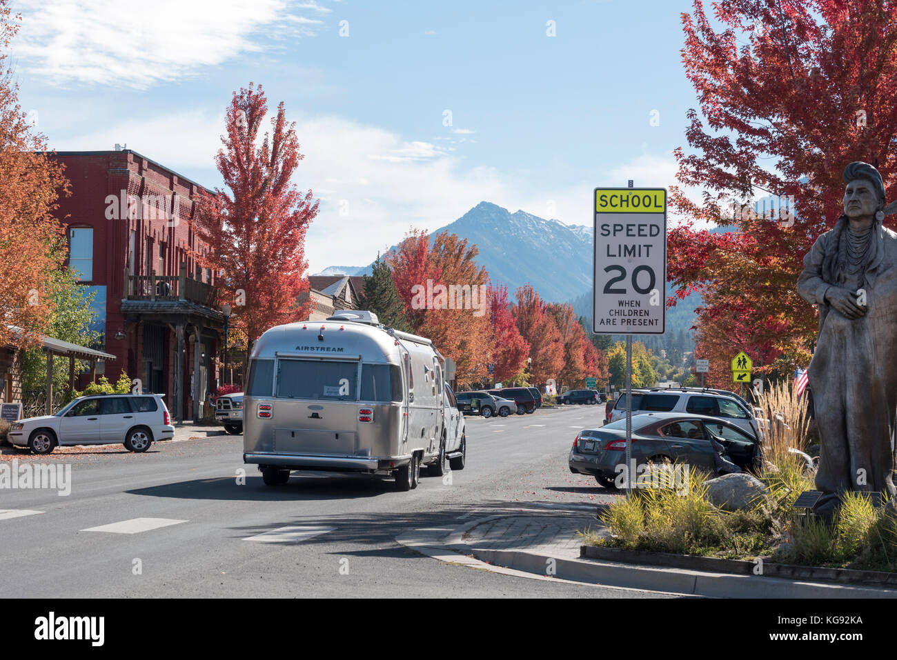 Remorque un camion remorque Airstream au centre-ville de Joseph, de l'Oregon sur une journée d'automne. Banque D'Images