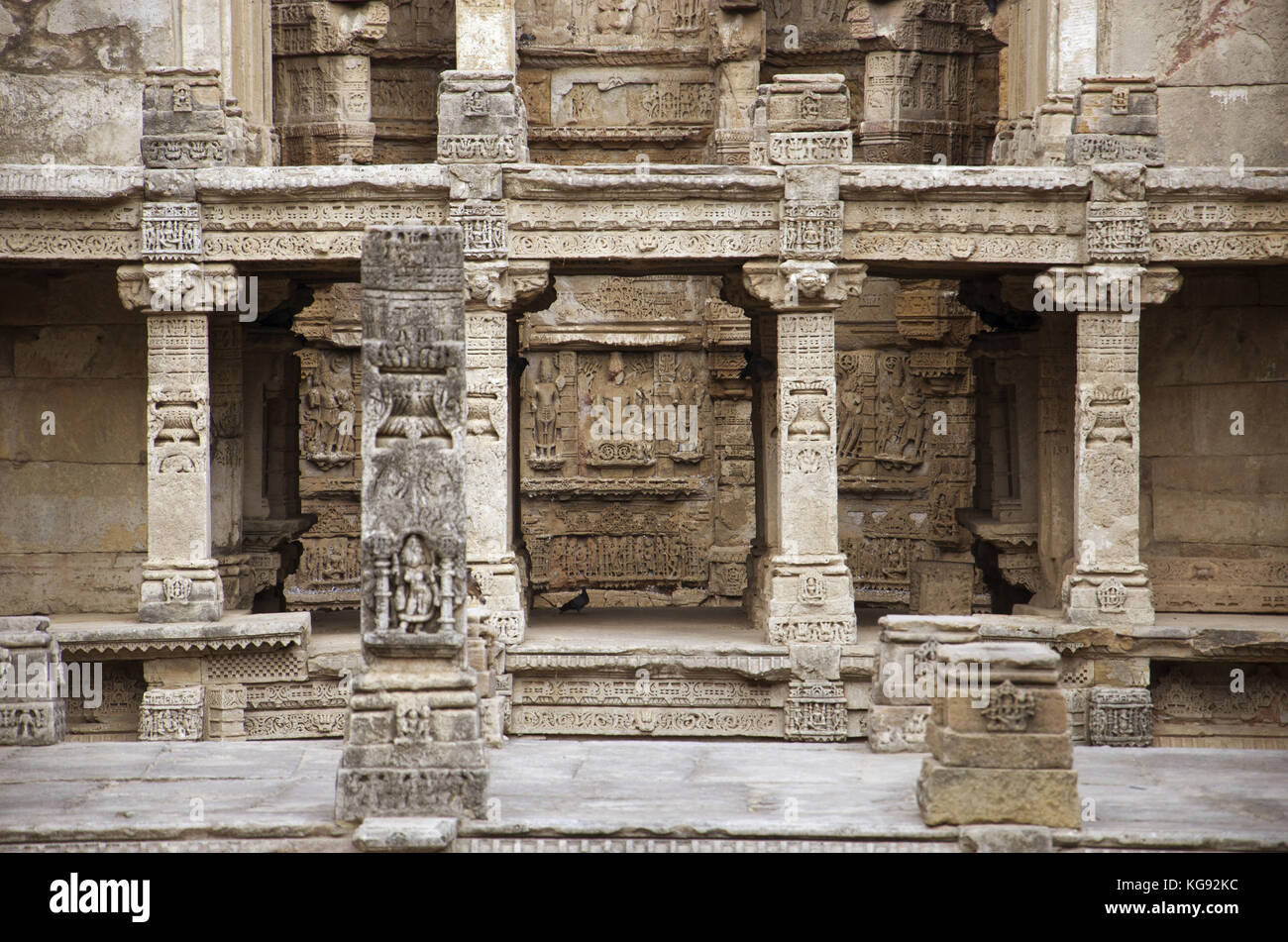 Les idoles sculptées sur le mur intérieur et de piliers de Rani ki Vav, une cage construite de façon complexe sur les rives de la rivière Saraswati. Patan, Gujarat, Inde Banque D'Images