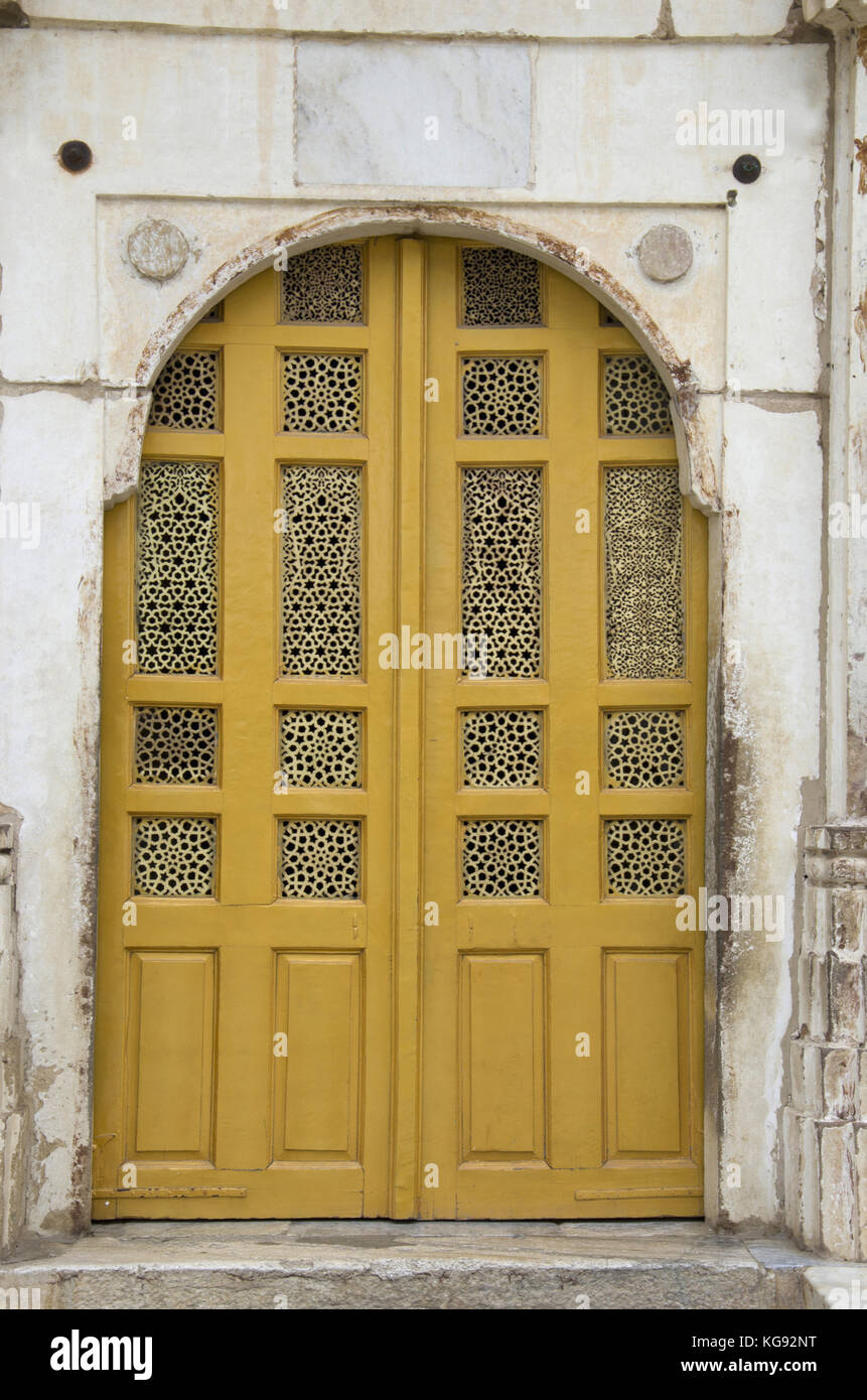 Jali sculptés sur la paroi extérieure de sarkhej roza, mosquée et mausolée. makarba, Ahmedabad, Gujarat, Inde Banque D'Images
