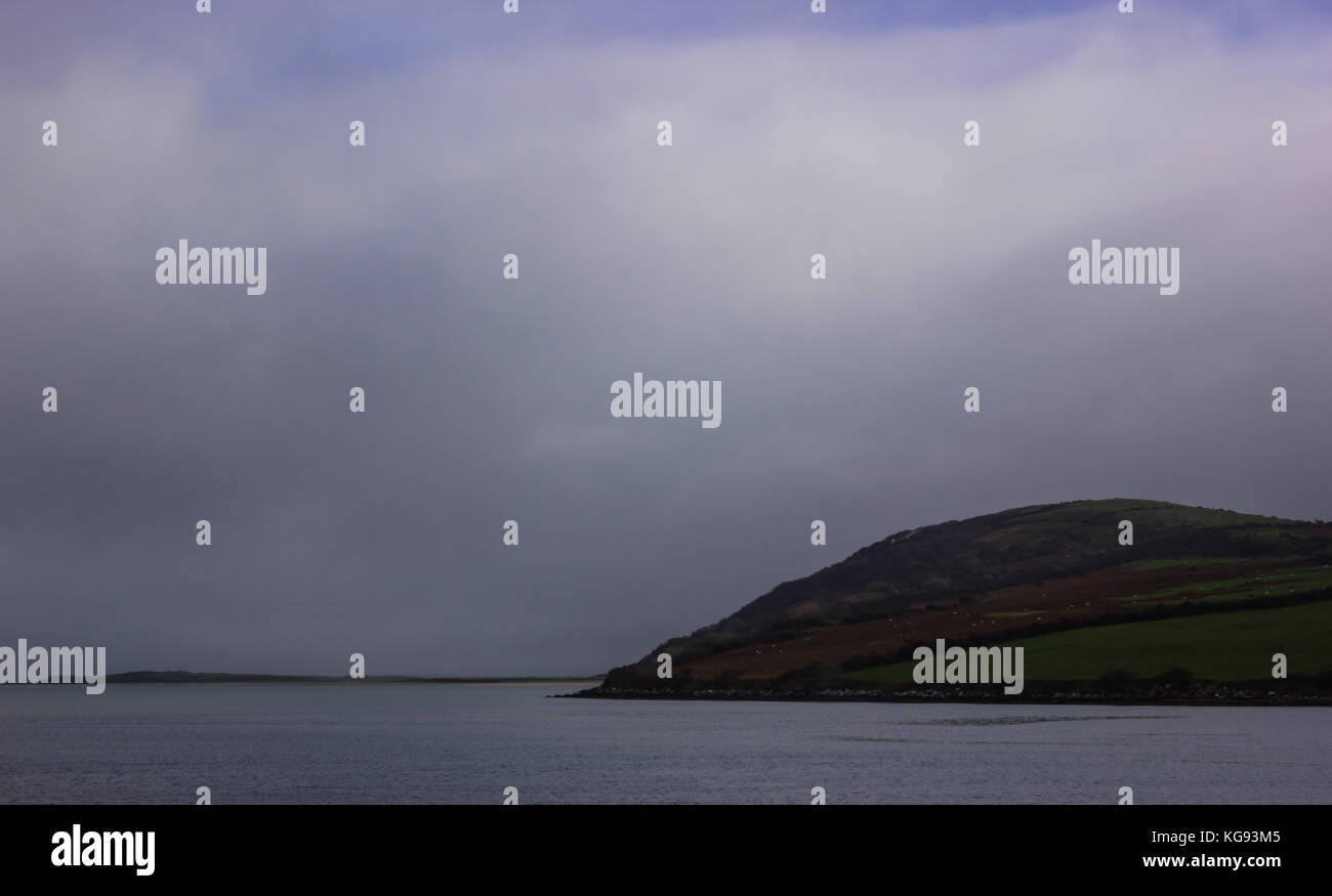 Un morceau de rive dans les montagnes et d'un gris bleu ciel dans les nuages avant la pluie l'Irlande Banque D'Images