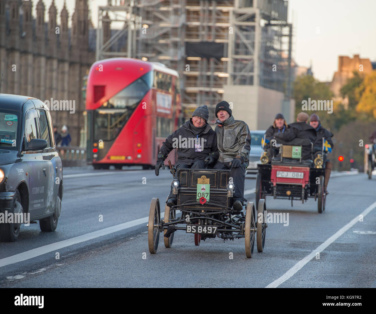 5 novembre 2017. Bonhams de Londres à Brighton, la course automobile de vétéran, la plus longue course automobile au monde, 1901 Crest traverse le pont de Westminster. Banque D'Images
