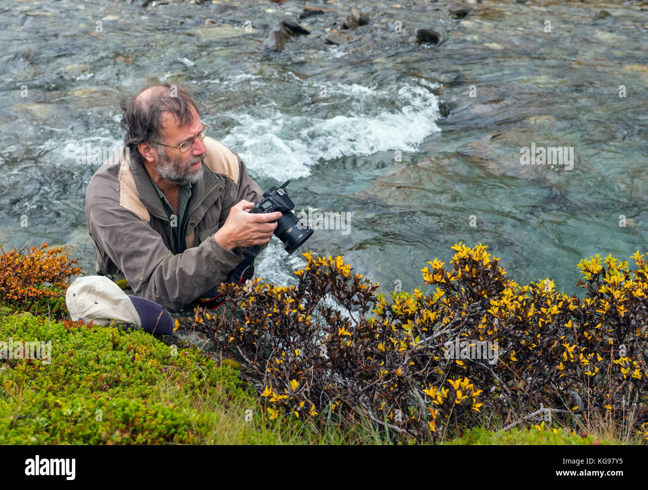 Photographe de la nature par a creek, Norvège Banque D'Images