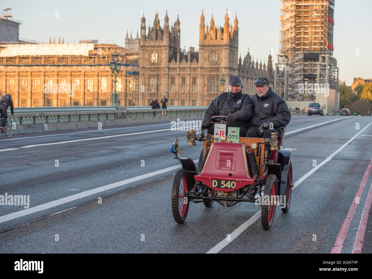 5 novembre 2017. Bonhams de Londres à Brighton, la course automobile vétéran, la plus longue course automobile au monde, 1901 Renault sur le pont de Westminster. Banque D'Images