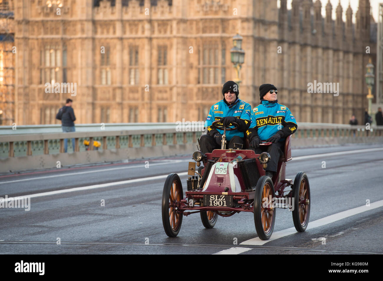 5 novembre 2017. Bonhams de Londres à Brighton, la course de voiture de vétéran, la plus longue course automobile au monde, 1901 Renault traversant le pont de Westminster. Banque D'Images