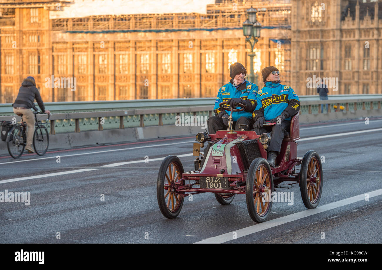 5 novembre 2017. Bonhams de Londres à Brighton, la course de voiture de vétéran, la plus longue course automobile au monde, 1901 Renault traversant le pont de Westminster. Banque D'Images
