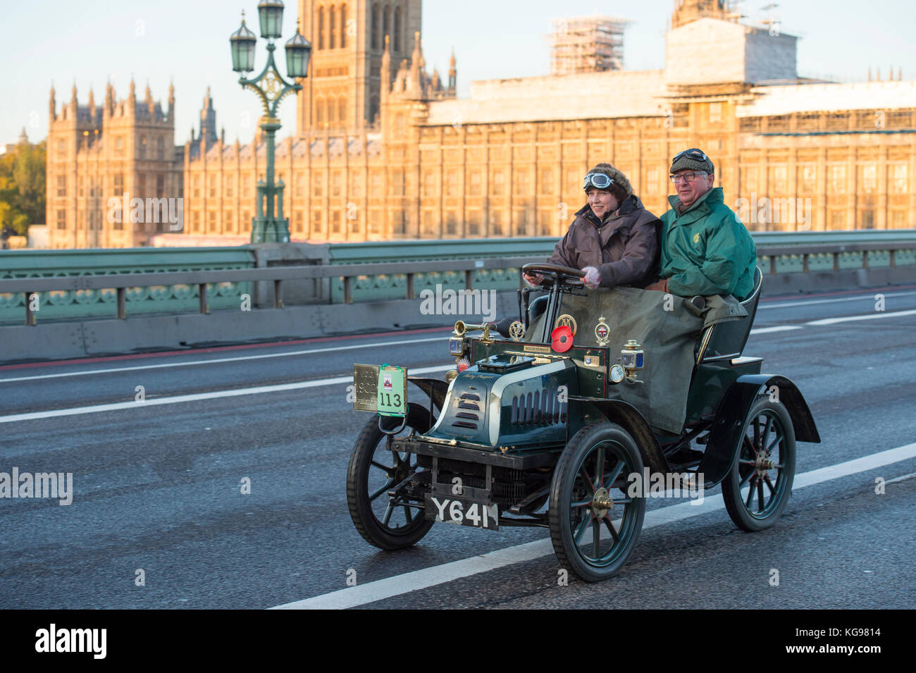 5 novembre 2017. Bonhams London à Brighton, la course automobile de vétéran, la plus longue course automobile au monde, 1902 Peugeot sur le pont de Westminster. Banque D'Images