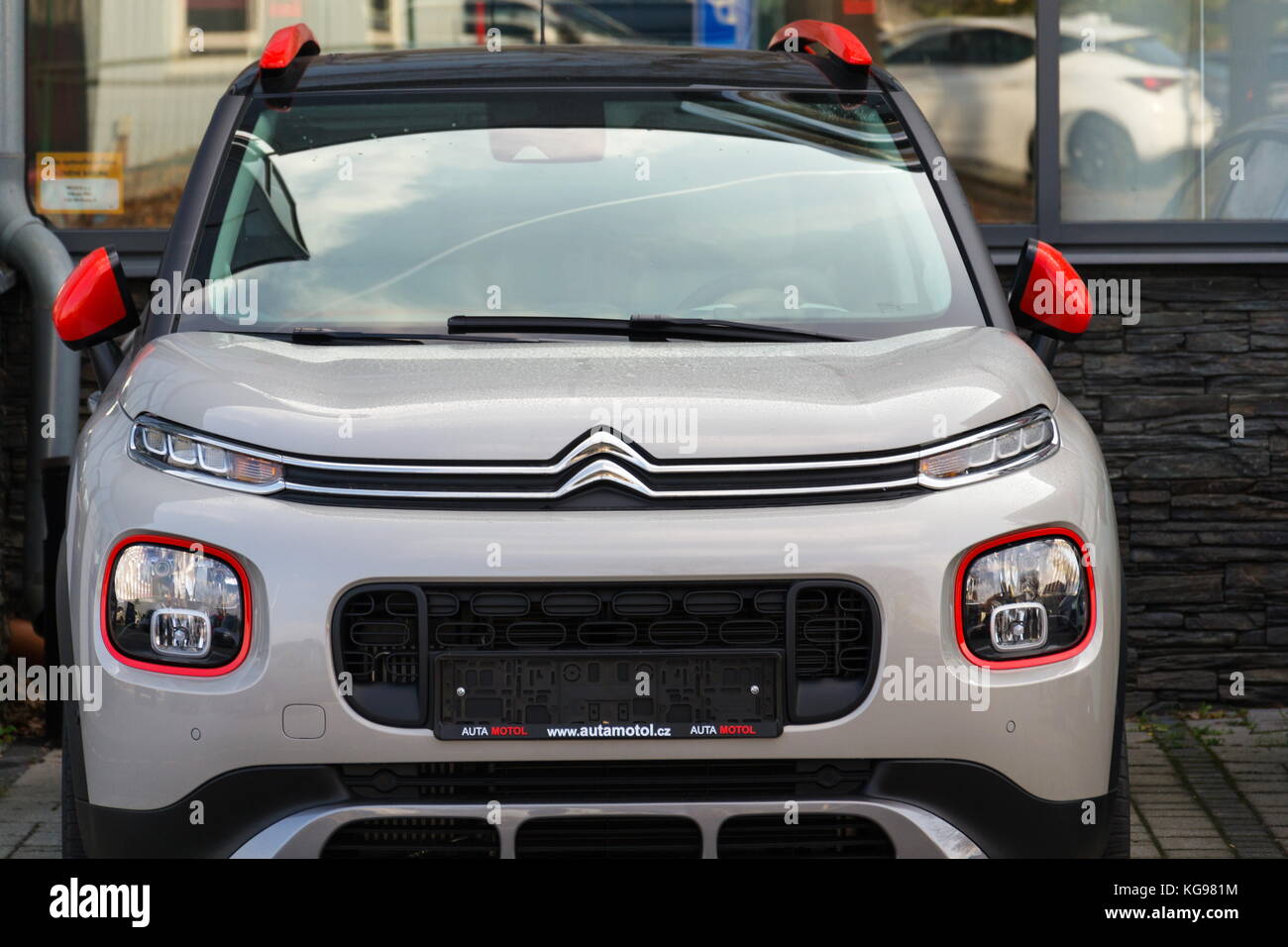 PRAGUE, RÉPUBLIQUE TCHÈQUE - 5 NOVEMBRE : Citroën C3 Aircross SUV devant le bâtiment de la concession le 5 novembre 2017 à Prague. Citroen prépare EV pu Banque D'Images