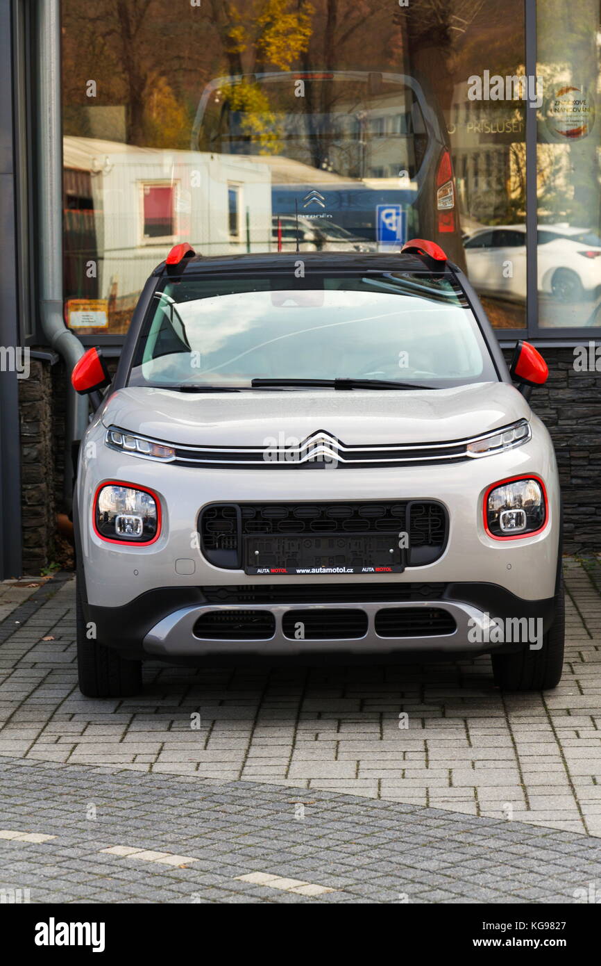 PRAGUE, RÉPUBLIQUE TCHÈQUE - 5 NOVEMBRE : Citroën C3 Aircross SUV devant le bâtiment de la concession le 5 novembre 2017 à Prague. Citroen prépare EV pu Banque D'Images
