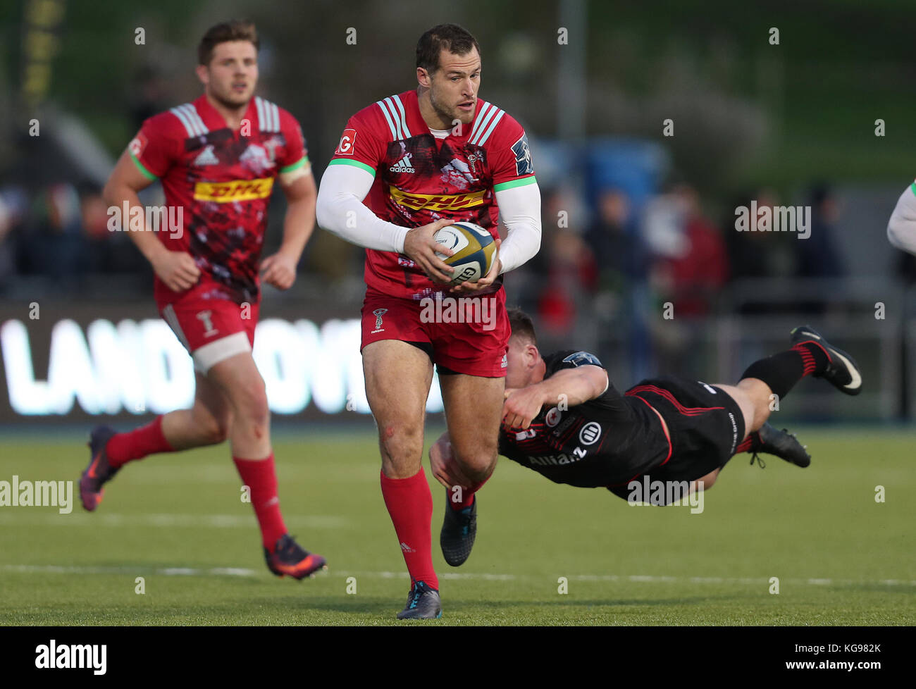 Harlequins Tim visser est attaqué par Saracens Matt Gallagher lors du match de la coupe Anglo Welsh à Allianz Park, Londres. Banque D'Images