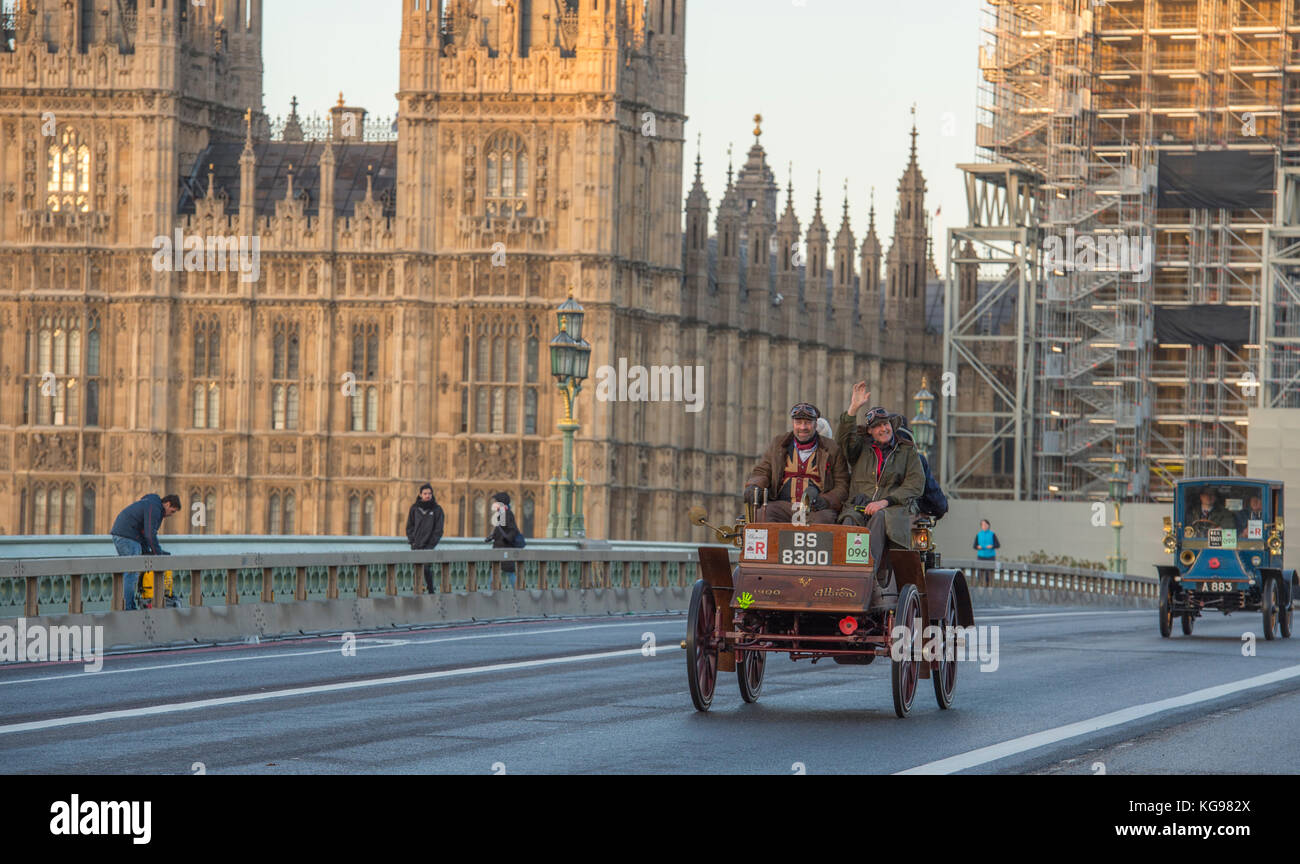 5 novembre 2017. Bonhams de Londres à Brighton, le plus long événement automobile au monde, 1901 Albion sur le pont de Westminster. Banque D'Images