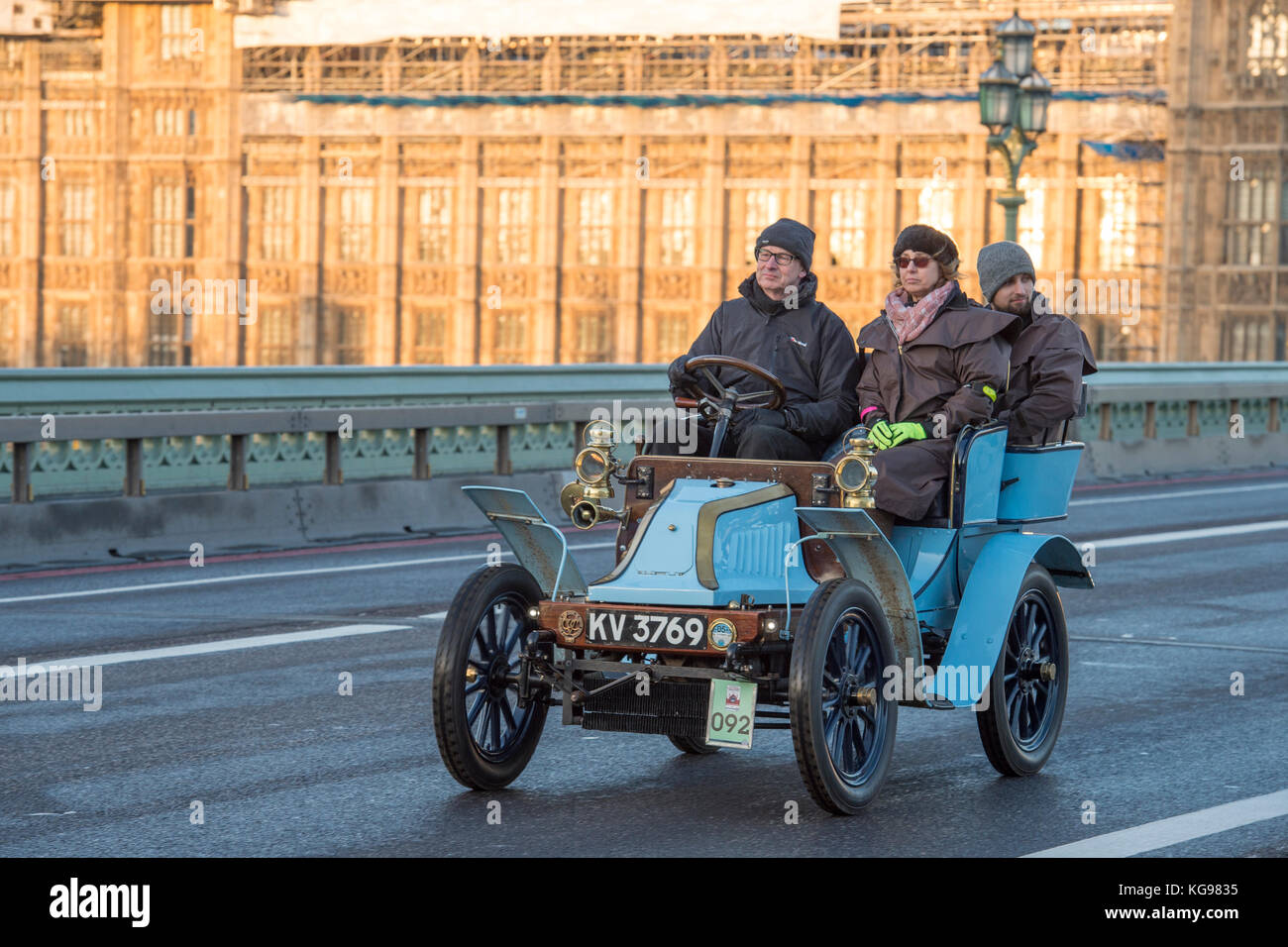 5 novembre 2017. Bonhams de Londres à Brighton, la course automobile de vétéran, la plus longue course automobile au monde, 1901 Darracq sur le pont de Westminster. Banque D'Images