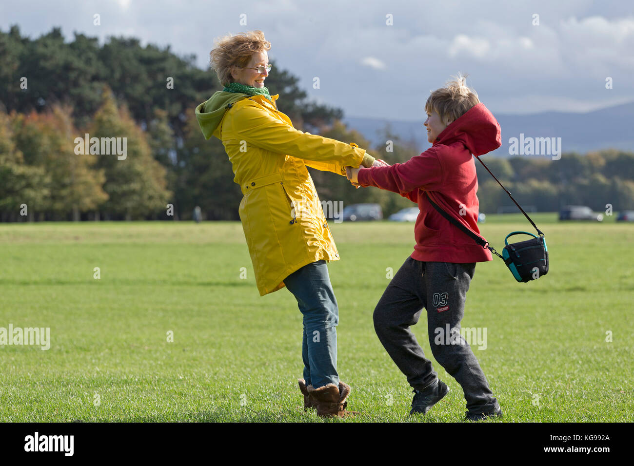Mère et fils s'amusant au Phoenix Park, Dublin, Irlande Banque D'Images