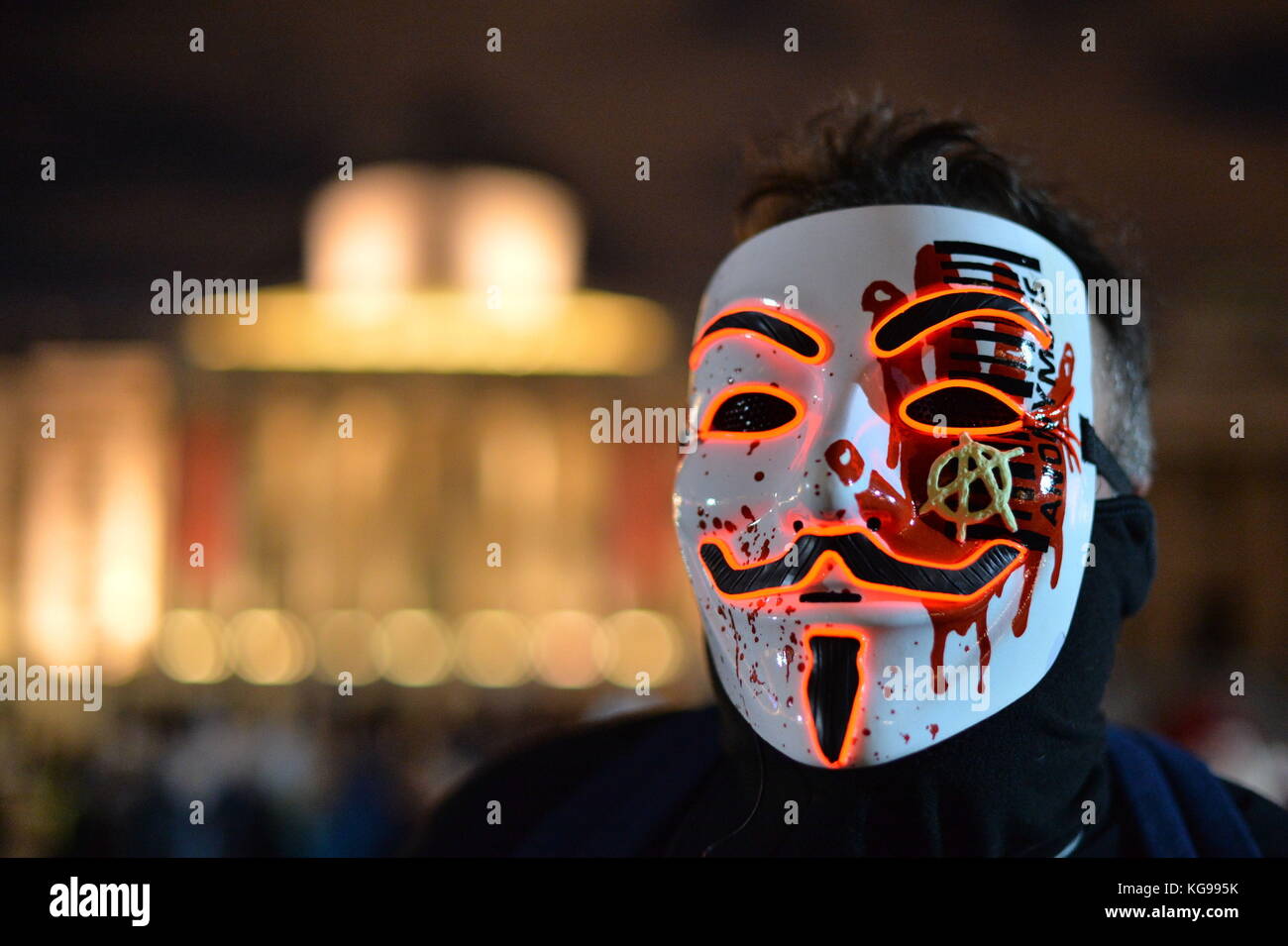 Un manifestant à Trafalgar Square, Londres, pendant le million Mask March Bonfire Night Protest organisé par le groupe d'activistes Anonyme. Banque D'Images