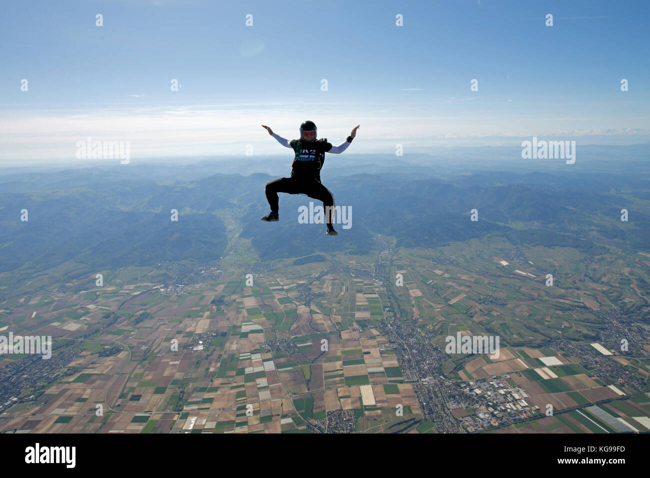 Cette formation sitfly est parachutiste la position haute dans le ciel. Il est de ce fait une chute avec le haut débit. Bientôt, il doit ouvrir son parachute. Banque D'Images