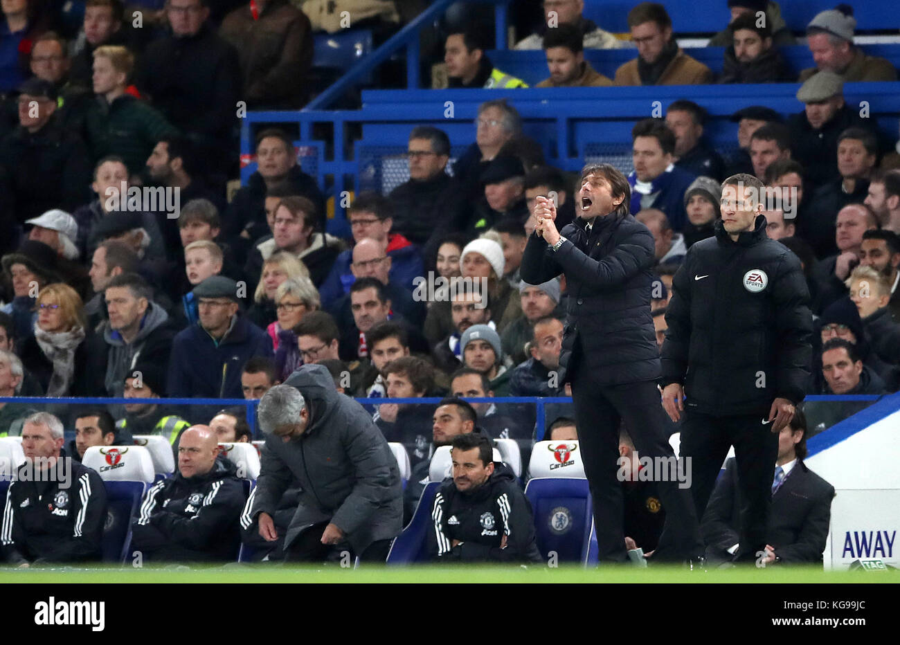 Antonio Conte, directeur de Chelsea (à droite), et Jose Mourinho, directeur de Manchester United (au centre à gauche), lors du match de la Premier League à Stamford Bridge, Londres. Banque D'Images