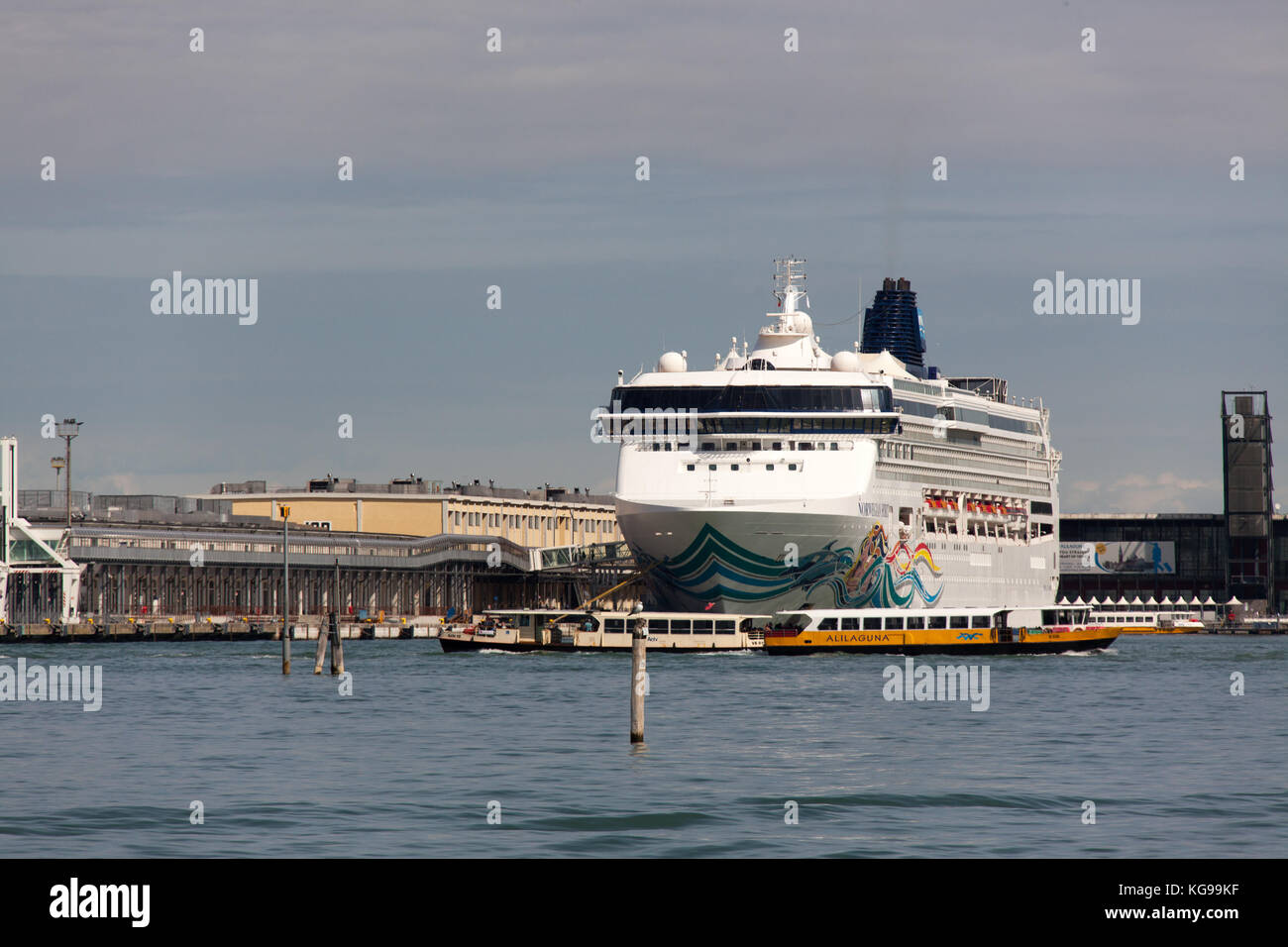 Ville de Venise en Italie. vue pittoresque de la canal de fusina avec le Norwegian Spirit accosté au terminal des croisières de Venise. Banque D'Images
