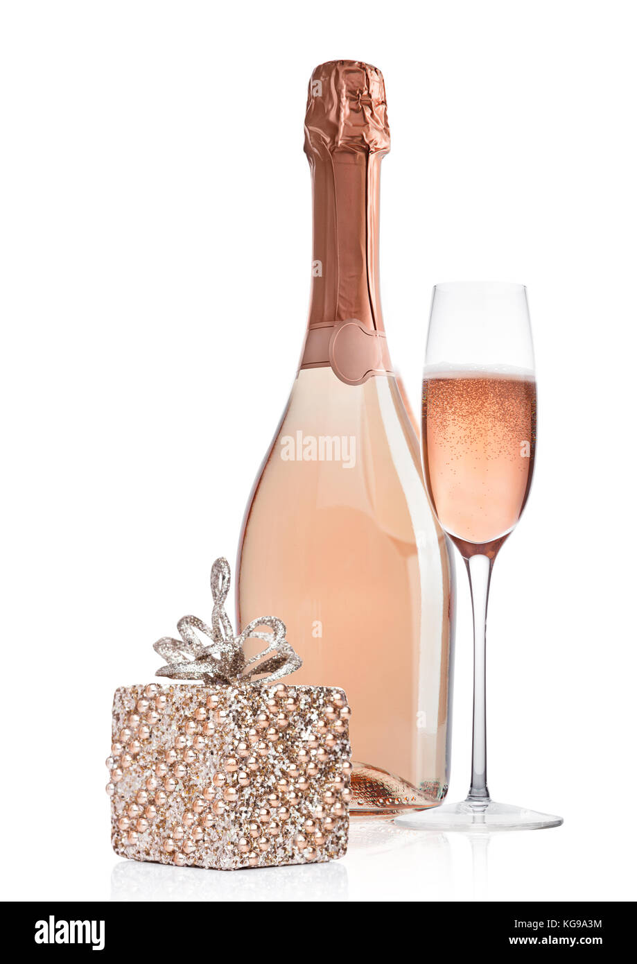 Bouteille et verre de champagne rose rose avec décoration de Noël et cadeau  sur fond blanc Photo Stock - Alamy