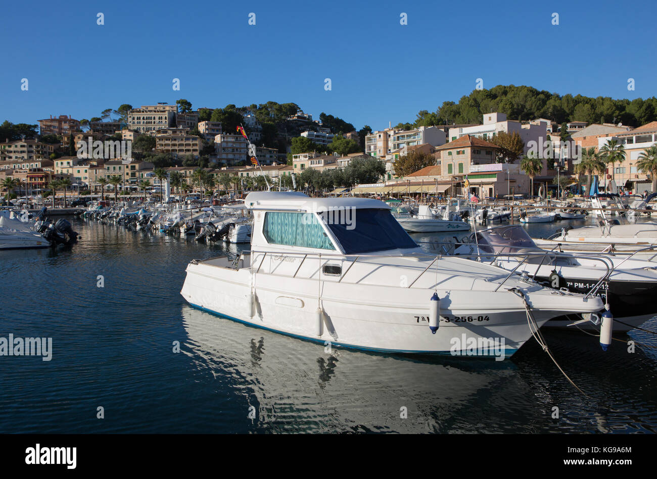 Bateaux amarrés au port, ville en arrière-plan, Port d'Andratx, Majorque, Îles Baléares, Espagne. Banque D'Images