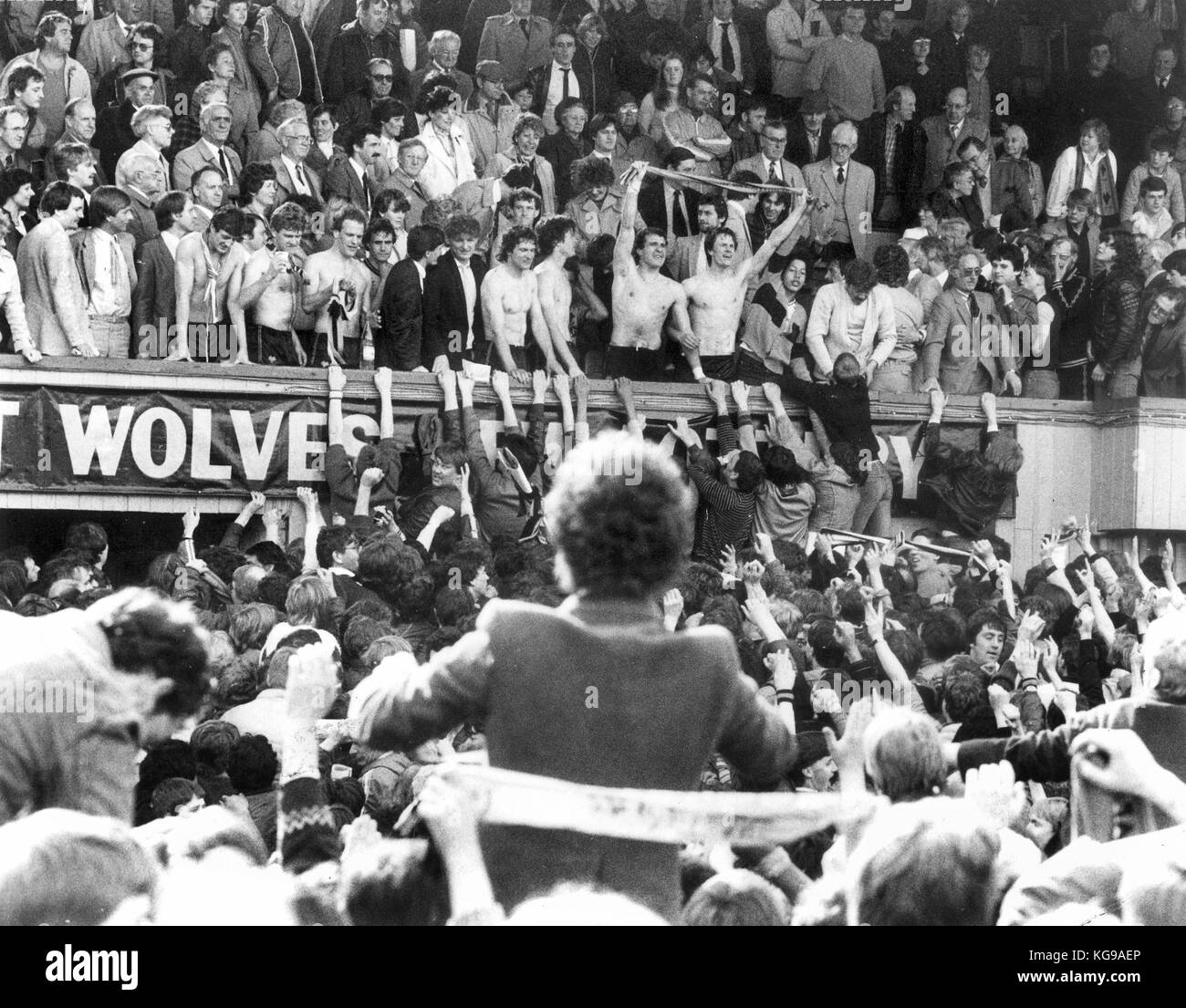 Wolverhampton Wanderers célébrer après avoir remporté la promotion à la Première Division Mai 1983 Banque D'Images