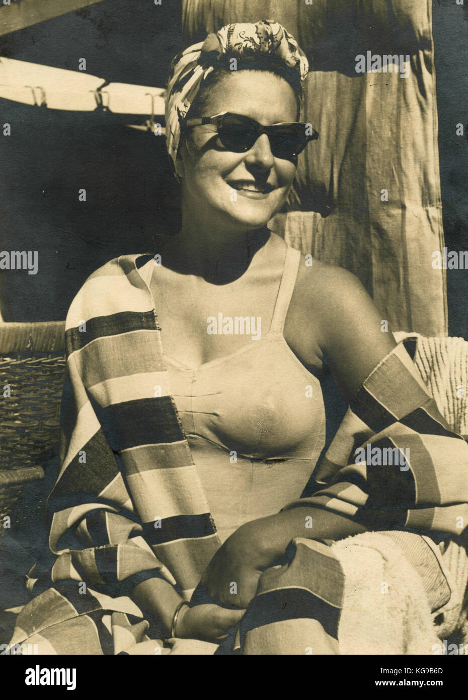 Femme à la plage, Italie 1960 Banque D'Images