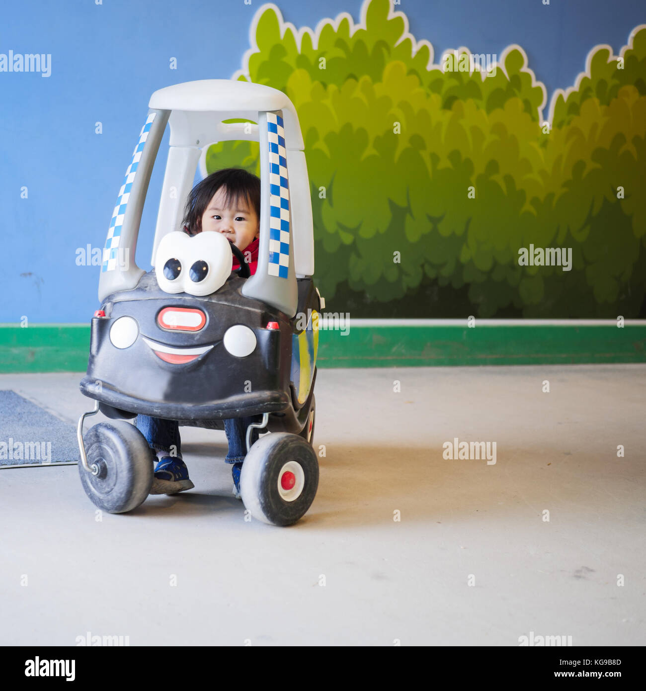 Jeu de fille de bébé jouet voiture à aire de jeux Photo Stock - Alamy