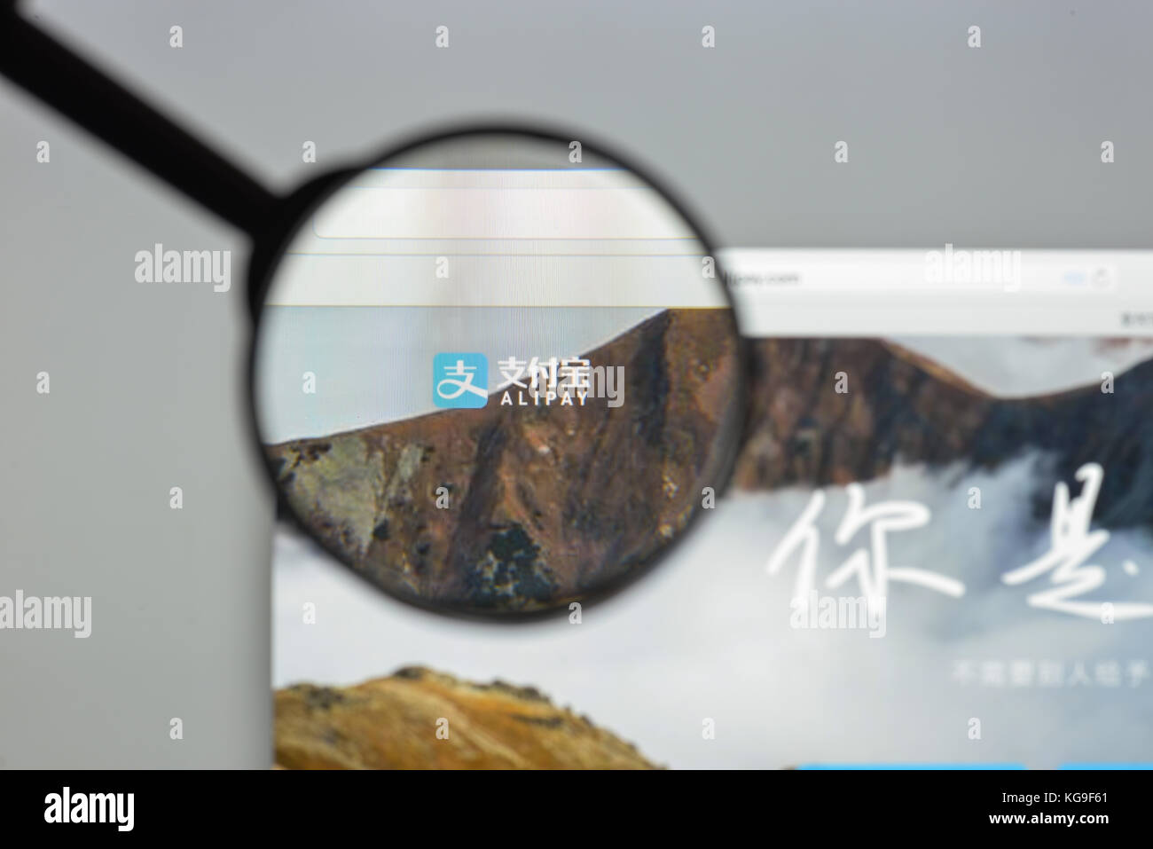 Milan, Italie - 10 août 2017 : page d'accueil du site Alipay. Il s'agit d'une plateforme de paiement mobile et en ligne tierce. Logo Alipay.com visible. Banque D'Images