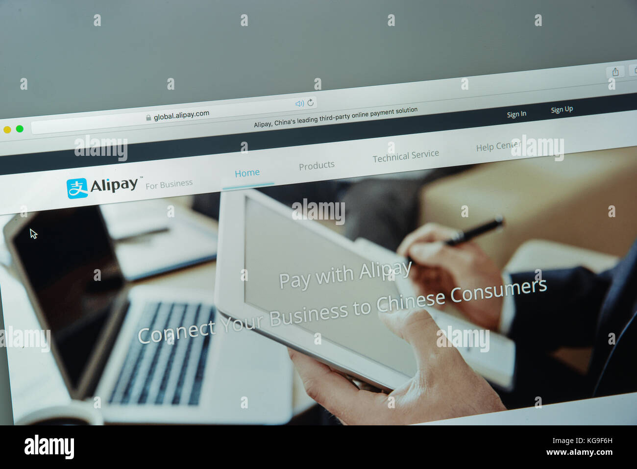 Milan, Italie - 10 août 2017 : page d'accueil du site Alipay. Il s'agit d'une plateforme de paiement mobile et en ligne tierce. Logo Alipay.com visible. Banque D'Images