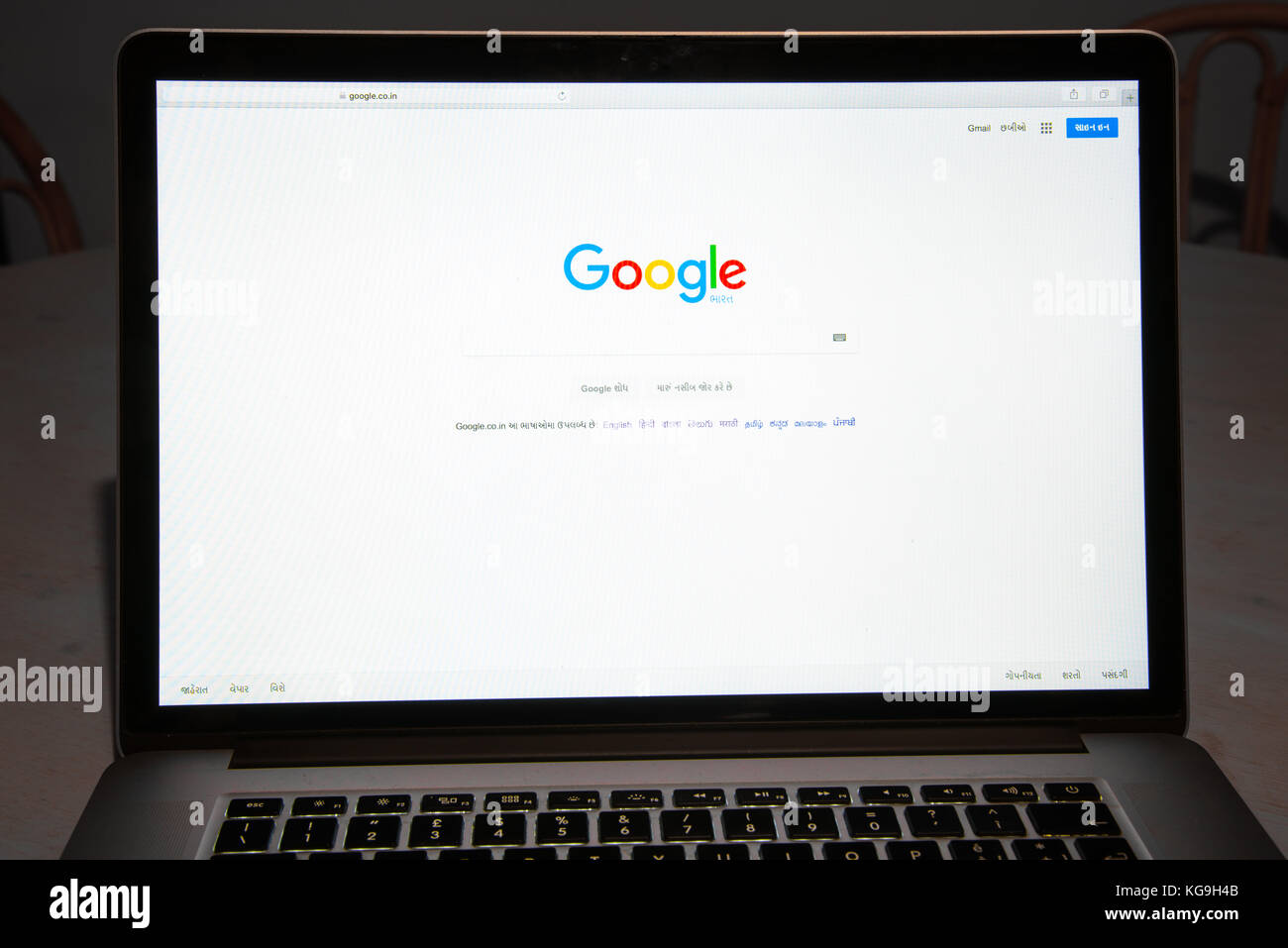 Milan, Italie - 27 Février 2017 : Google site sur un écran d'ordinateur portable. Logo Google Banque D'Images