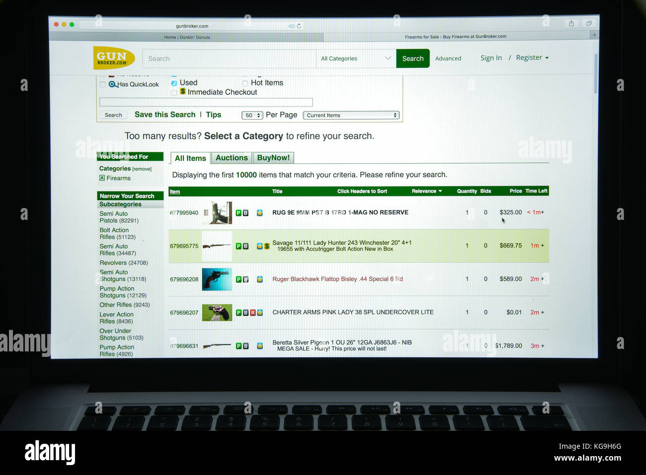 Milan, Italie - 10 août 2017 : gunbroker.com accueil du site. c'est un site de vente spécialisé dans la vente d'armes à feu et articles connexes. gunb Banque D'Images