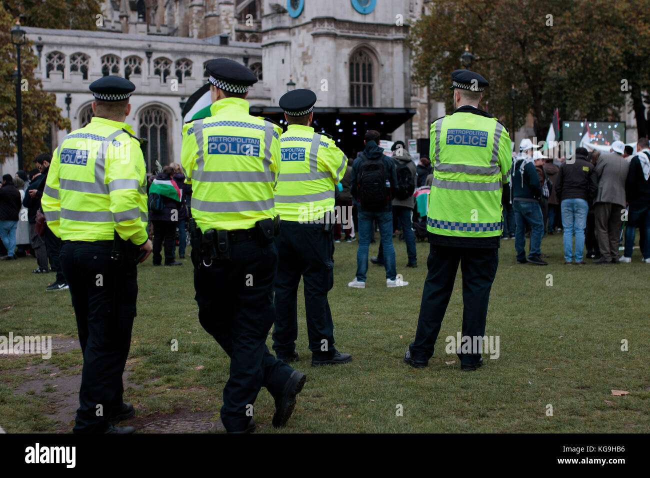 Quatre policiers donnant sur pro-palestine protestation, London, UK, 4 novembre 2017 Banque D'Images