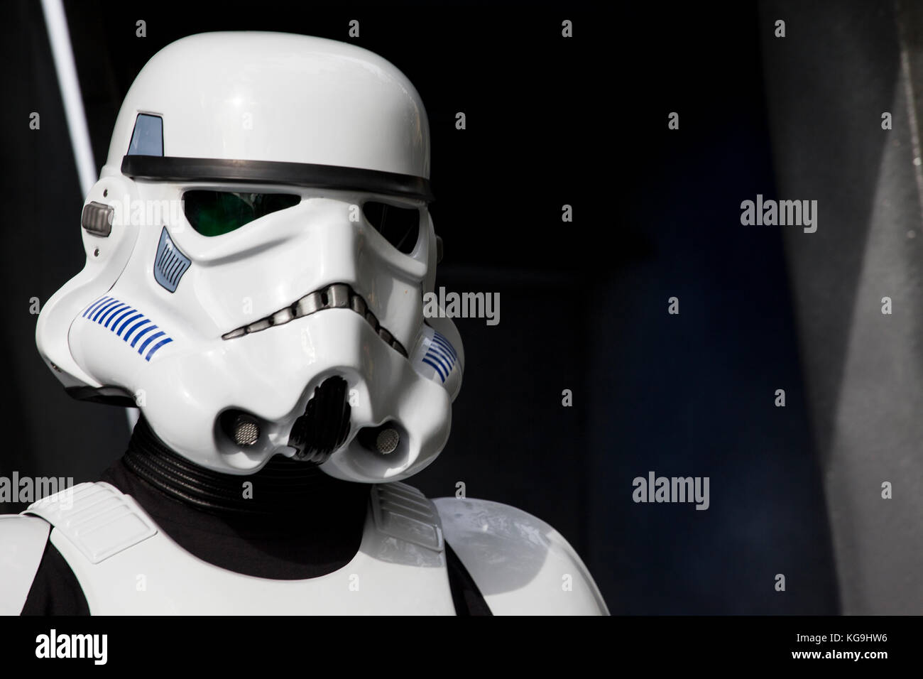 Lucques, ITALIE. 4 novembre 2017. Cosplayer habillé à Lucca comics et jeux 2017. Lucca Comics est l'événement le plus important dédié à la bande dessinée et aux jeux en Italie. Tenue traditionnellement en automne. C'est le plus grand festival de bande dessinée en Europe, et le deuxième plus grand au monde après le Comiket. Le Salone internazionale del Comics s'est tenu à Rome de 1995 à 2005. En 2006, pour le 40e anniversaire du festival, le Salone a fusionné avec Lucca Comics & Games et a déménagé dans le centre-ville de Lucca, avec de nombreuses tentes et pavillons disposés sur différentes places à l'intérieur et à l'extérieur des murs de la Medie Banque D'Images