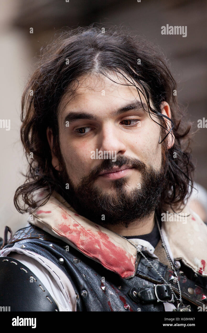 Lucques, ITALIE. 4 novembre 2017. Cosplayer habillé à Lucca comics et jeux 2017. Lucca Comics est l'événement le plus important dédié à la bande dessinée et aux jeux en Italie. Tenue traditionnellement en automne. C'est le plus grand festival de bande dessinée en Europe, et le deuxième plus grand au monde après le Comiket. Le Salone internazionale del Comics s'est tenu à Rome de 1995 à 2005. En 2006, pour le 40e anniversaire du festival, le Salone a fusionné avec Lucca Comics & Games et a déménagé dans le centre-ville de Lucca, avec de nombreuses tentes et pavillons disposés sur différentes places à l'intérieur et à l'extérieur des murs de la Medie Banque D'Images