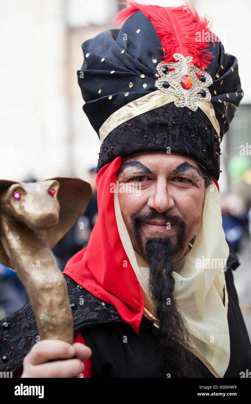Lucques, ITALIE. 4 novembre 2017. Cosplayer habillé à Lucca comics et jeux 2017. Lucca Comics est l'événement le plus important dédié à la bande dessinée et aux jeux en Italie. Tenue traditionnellement en automne. C'est le plus grand festival de bande dessinée en Europe, et le deuxième plus grand au monde après le Comiket. Le Salone internazionale del Comics s'est tenu à Rome de 1995 à 2005. En 2006, pour le 40e anniversaire du festival, le Salone a fusionné avec Lucca Comics & Games et a déménagé dans le centre-ville de Lucca, avec de nombreuses tentes et pavillons disposés sur différentes places à l'intérieur et à l'extérieur des murs de la Medie Banque D'Images