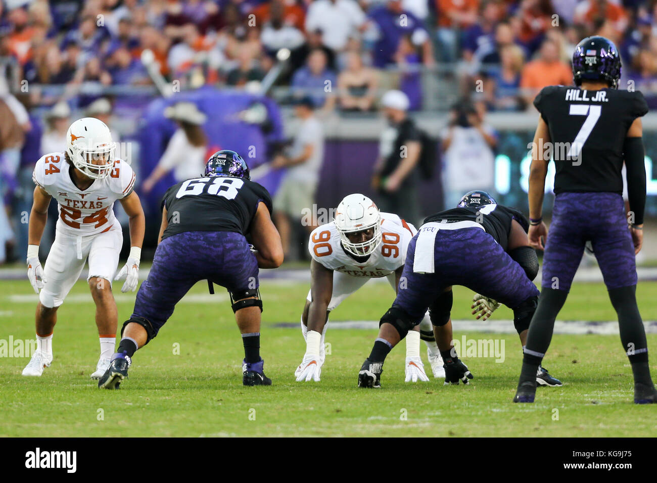 Fort Worth, Texas, USA. 4ème Nov, 2017. Université du Texas DL Charles Omenihu (90) et l'Université du Texas John Bonney (24 DB) s'aligner contre le TCU ligne offesnive pendant le jeu entre l'Université du Texas et Texas Christian University à Stade Amon G. Carter à Fort Worth, Texas. Tom Sooter/CSM/Alamy Live News Banque D'Images