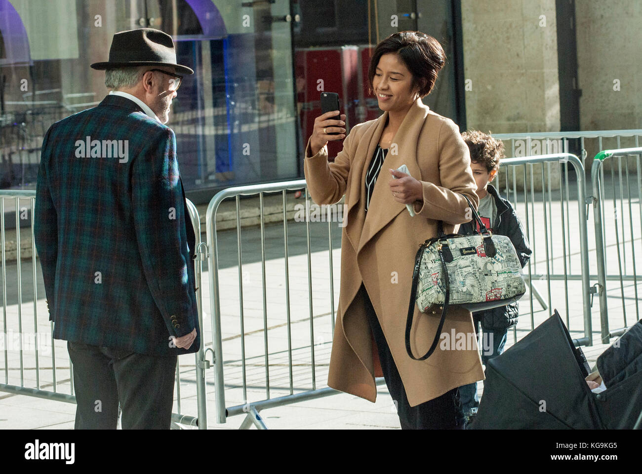 Londres, Royaume-Uni. 05Th nov, 2017. George Galloway arrive à la BBC, broadcasting house. George Galloway accompagné de sa femme putri gayatri pertiwi et famille. crédit : johnny armstead/Alamy live news Banque D'Images