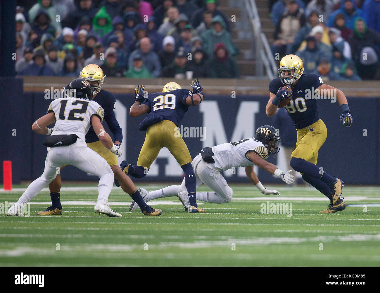 04 novembre 2017 : Notre Dame tight end Durham Smythe (80) s'exécute avec la balle après la capture au cours de NCAA football action de jeu entre le service et les diacres démon de la forêt Notre Dame Fighting Irish de Notre Dame Stadium à South Bend, Indiana. Notre Dame défait 48-37 Wake Forest. John Mersits/CSM Banque D'Images