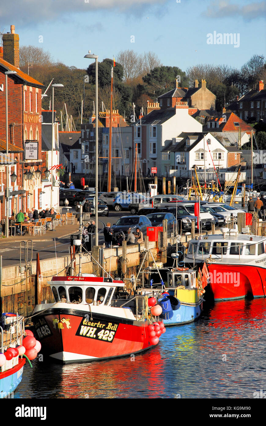 Weymouth, Dorset. 5 novembre 2017 - les gens habiller chaudement et profiter d'un après-midi d'automne ensoleillé, à Weymouth, vieux port crédit : Stuart fretwell/Alamy live news Banque D'Images