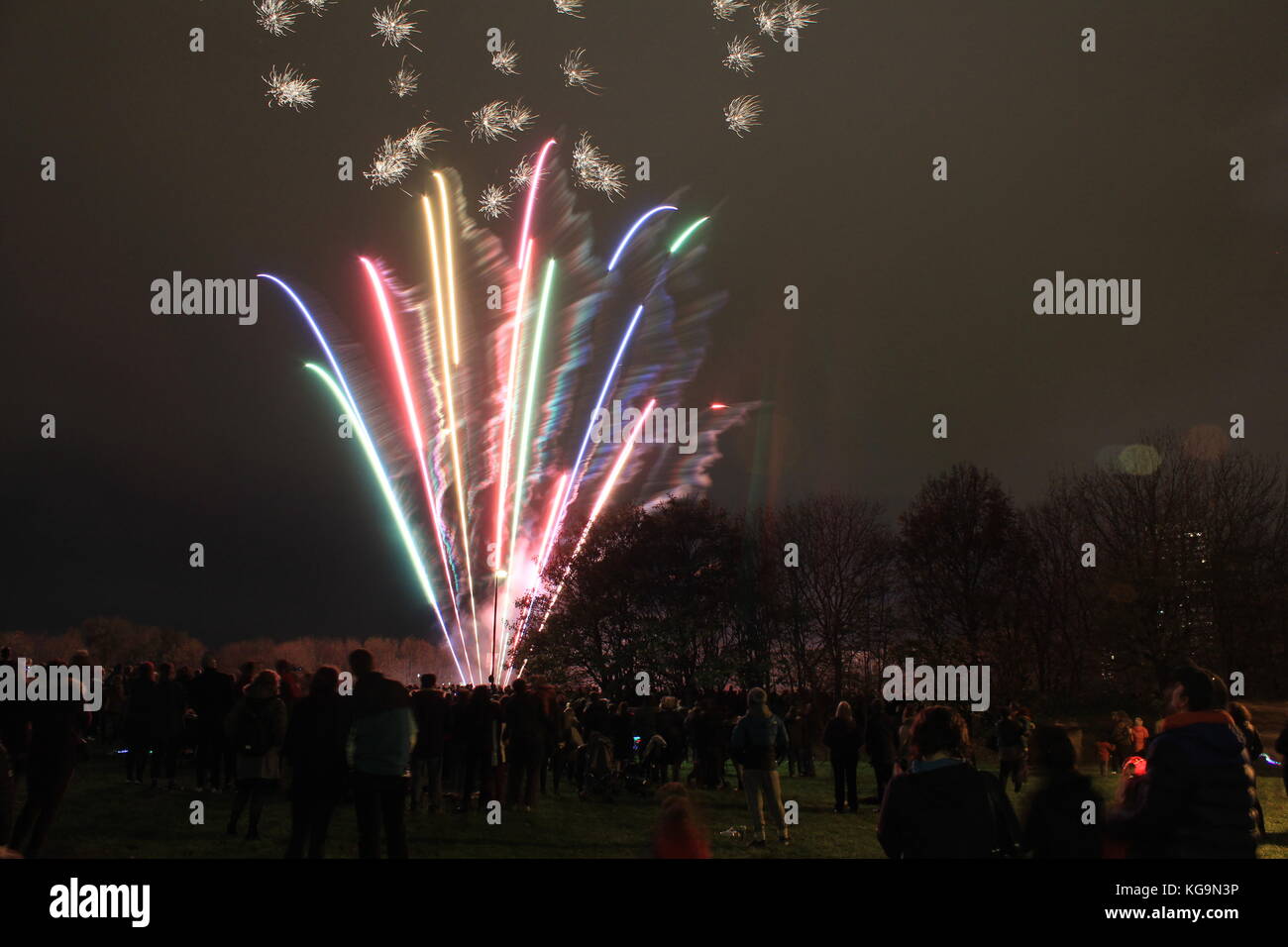 Bonfire Night célébrations de fin de semaine : kingsman fire dance traditionel Guy Fawkes au Cumberland Arms Pub & Fireworks depuis ouseburn stadium. Newcastle upon Tyne, le 5 novembre./alamylive davidwhinham Banque D'Images