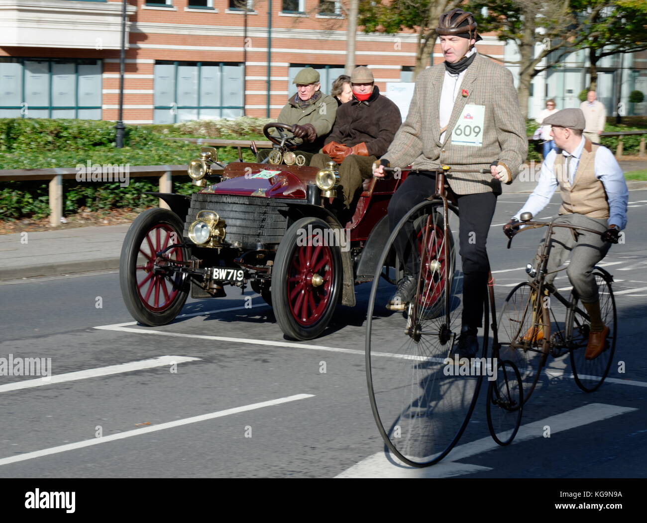 121e Londres à Brighton Veteran Car Run annuel - 1902 - Wolseley - BW 719 & Pennyfarthing Location Banque D'Images