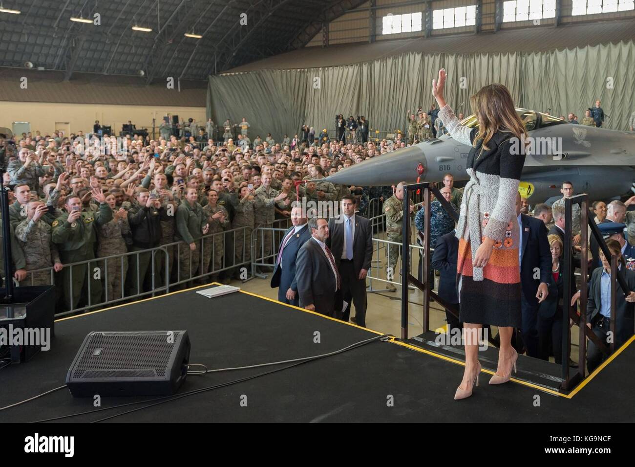 Fussa, Japon. 05 novembre 2017. U. La première dame Melania Trump fait des vagues alors qu'elle monte sur scène lors d'une conférence de troupes à la base aérienne de Yokota le 5 novembre 2017 à Fussa, au Japon. Trump est sur le premier arrêt d’un swing de 13 jours à travers l’Asie. Crédit : Planetpix/Alamy Live News Banque D'Images