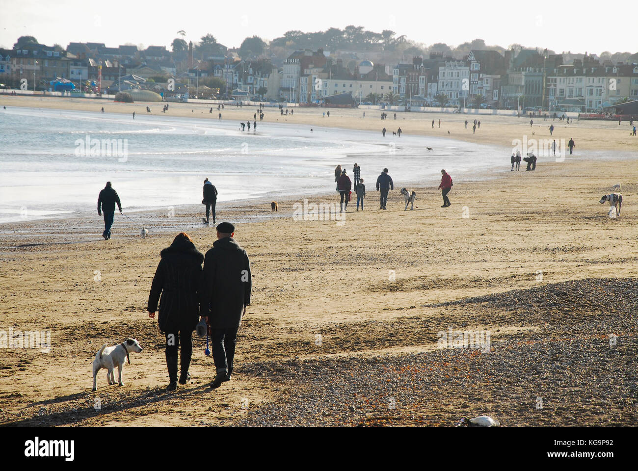 Weymouth, Dorset. 5 novembre 2017 - les gens se réchauffent et profitent d'une magnifique journée d'automne, en se promenant le long des sables de Weymouth crédit : stuart fretwell/Alamy Live News Banque D'Images
