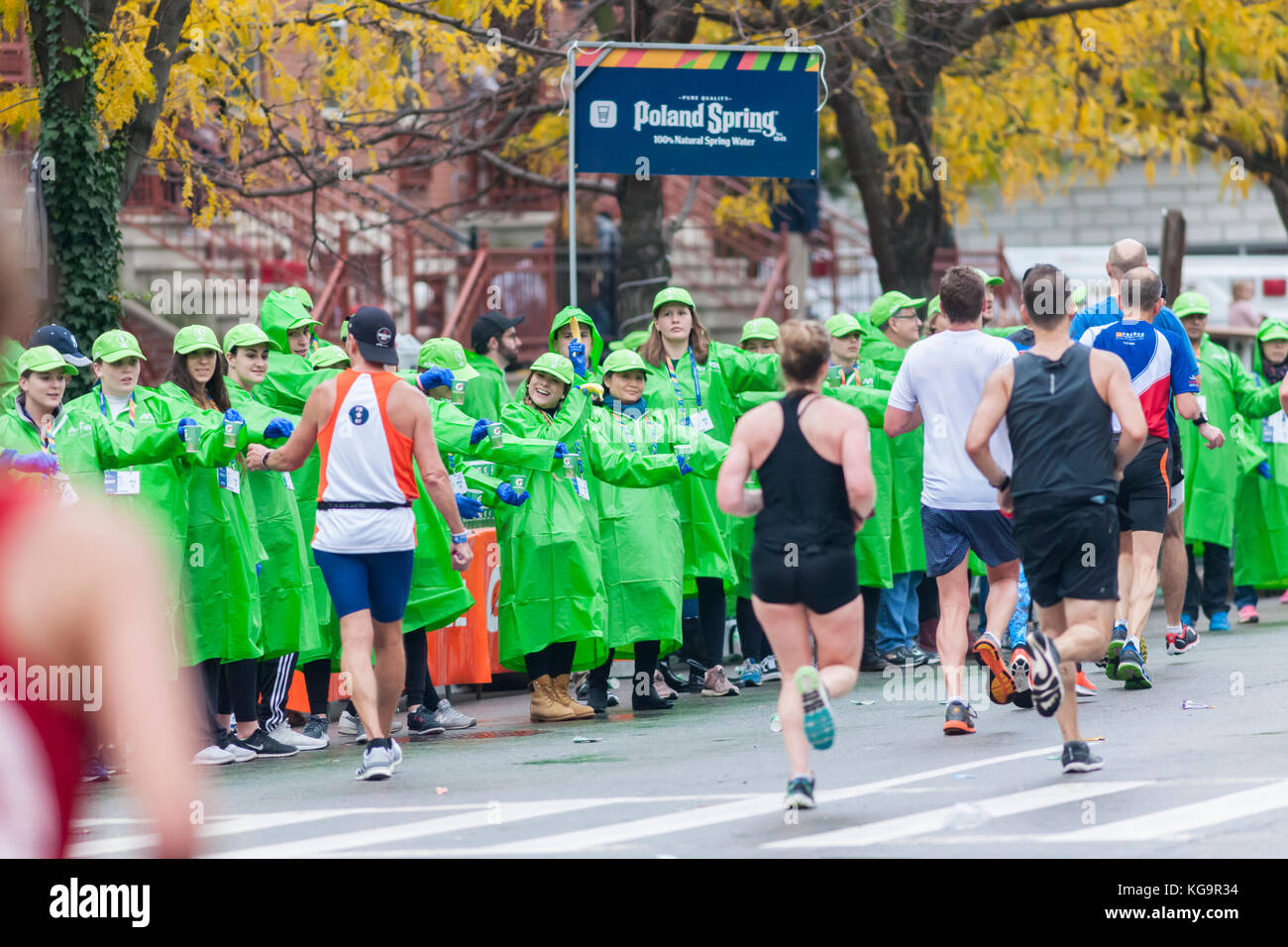 New York, USA. 05Th nov, 2017. bénévoles distribuent des fruits et l'eau une ossature passer par Harlem à New York, à proximité de la 22 mile mark près de Mount Morris Park le dimanche, Novembre 5, 2017 dans le 47e tcs annuel new york city marathon. Environ 50 000 coureurs de plus de 120 pays sont attendus pour participer à la course, le plus grand marathon. ( © Richard b. levine) crédit : Richard levine/Alamy live news Banque D'Images