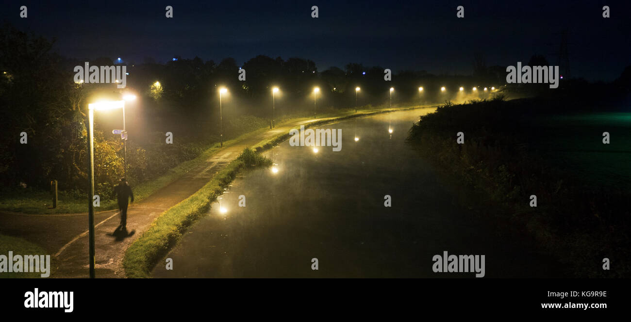 Ombre, personne waling le long d'un canal brumeux misty étrange chemin toe dans la nuit dans le noir, paysage fantasmagorique, Chester, England, UK Banque D'Images