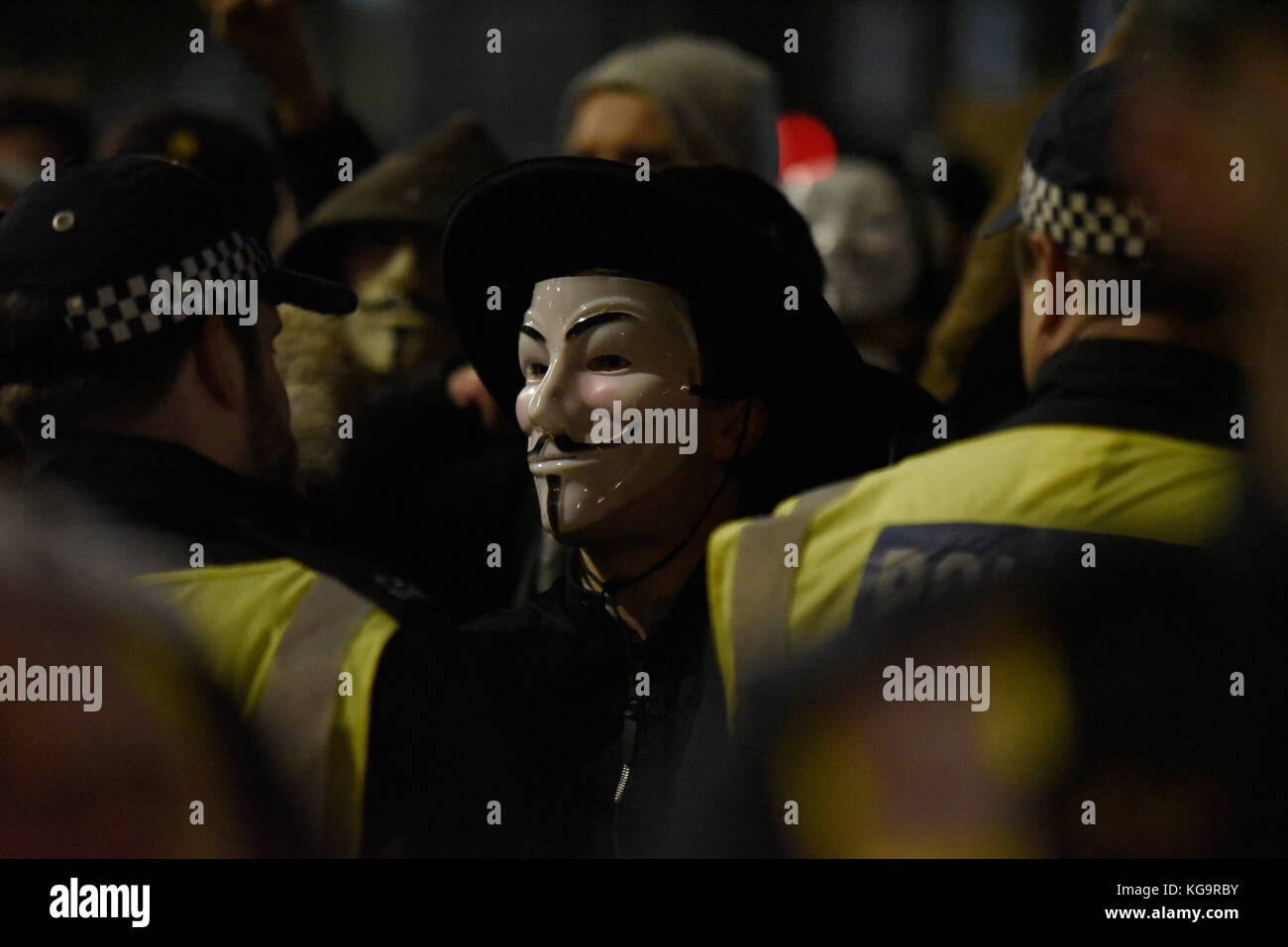 Millions Mars Masque Londres par anonyme pour les sans-voix. Les militants portaient des masques de V pour Vendetta soi disant sur Guy Fawkes de conspiration la renommée comme une attaque contre le Parlement. Se sont réunis à Trafalgar Square et ont marché sur le Parlement Banque D'Images