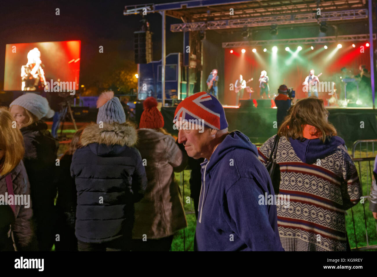 Glasgow, Ecosse, Royaume-Uni. 5Th Nov, 2017. Un ciel clair et de nuit froide de Drumchapel annuelle, le Winterfest, avec musique live, fête foraine manèges et stands et un spectaculaire feu d'artifice à Drumchapel Park. Credit : Gérard ferry/Alamy Live News Glasgow Marché de Noël Banque D'Images