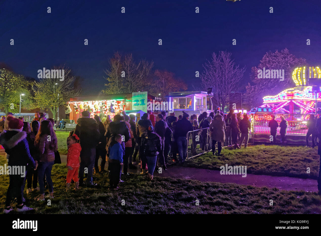 Glasgow, Ecosse, Royaume-Uni. 5Th Nov, 2017. Un ciel clair et de nuit froide de Drumchapel annuelle, le Winterfest, avec musique live, fête foraine manèges et stands et un spectaculaire feu d'artifice à Drumchapel Park. Credit : Gérard ferry/Alamy Live News Glasgow Marché de Noël Banque D'Images