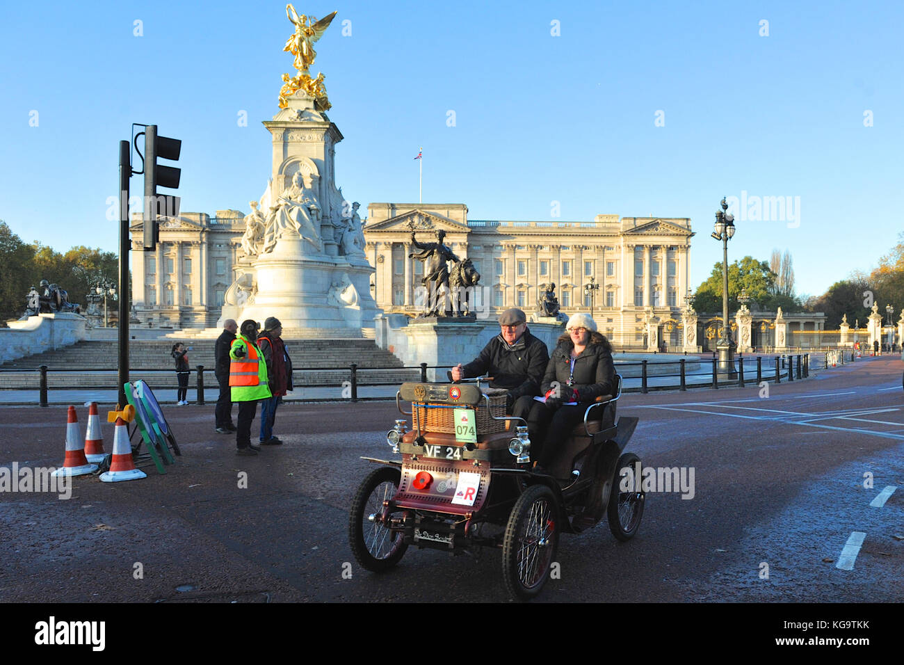 Londres, Royaume-Uni. 5Th Nov, 2017. Un 1901 de Dion Bouton vis-à-vis de (propriétaire : Tim Jackson) passant le palais de Buckingham, le centre de Londres, au cours de l'assemblée annuelle Bonhams Londres à Brighton Veteran Car Run. 454 véhicules pré-1905 fabriqués ont pris part cette année à la course qui se passe sur le premier dimanche de chaque mois de novembre et commémore l'Émancipation original exécuter du 14 novembre 1896. Crédit : Michael Preston/Alamy Live News Banque D'Images