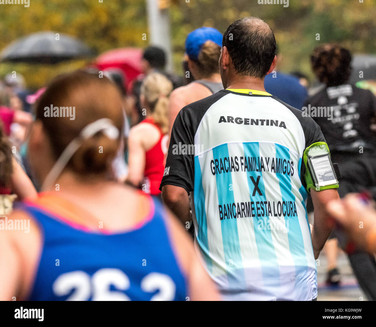 New York, États-Unis. 5 novembre 2017. Un coureur argentin porte un t-shirt de son équipe nationale de football en train de lire sur le dos "Remercie la famille et les amis de m'avoir soutenu faire ce truc fou" lorsqu'il passe par la Cinquième Avenue pendant le marathon de New York City. Crédit: Enrique Shore/Alay Live News Banque D'Images