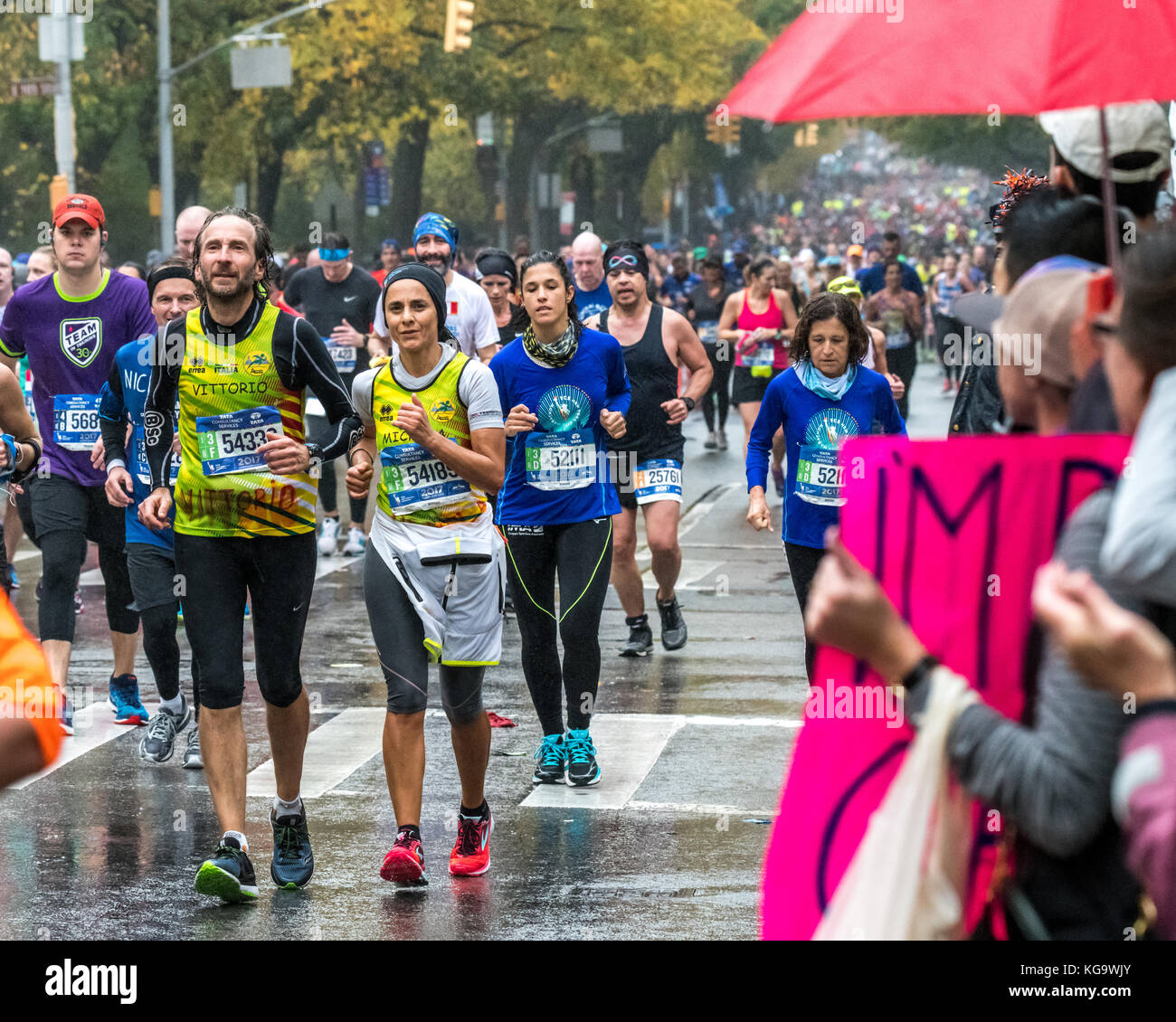 New York, États-Unis. 5 novembre 2017. Les coureurs défient la pluie alors qu'ils emboîte la Cinquième Avenue pendant le marathon de New York City. Crédit: Enrique Shore/Alay Live News Banque D'Images